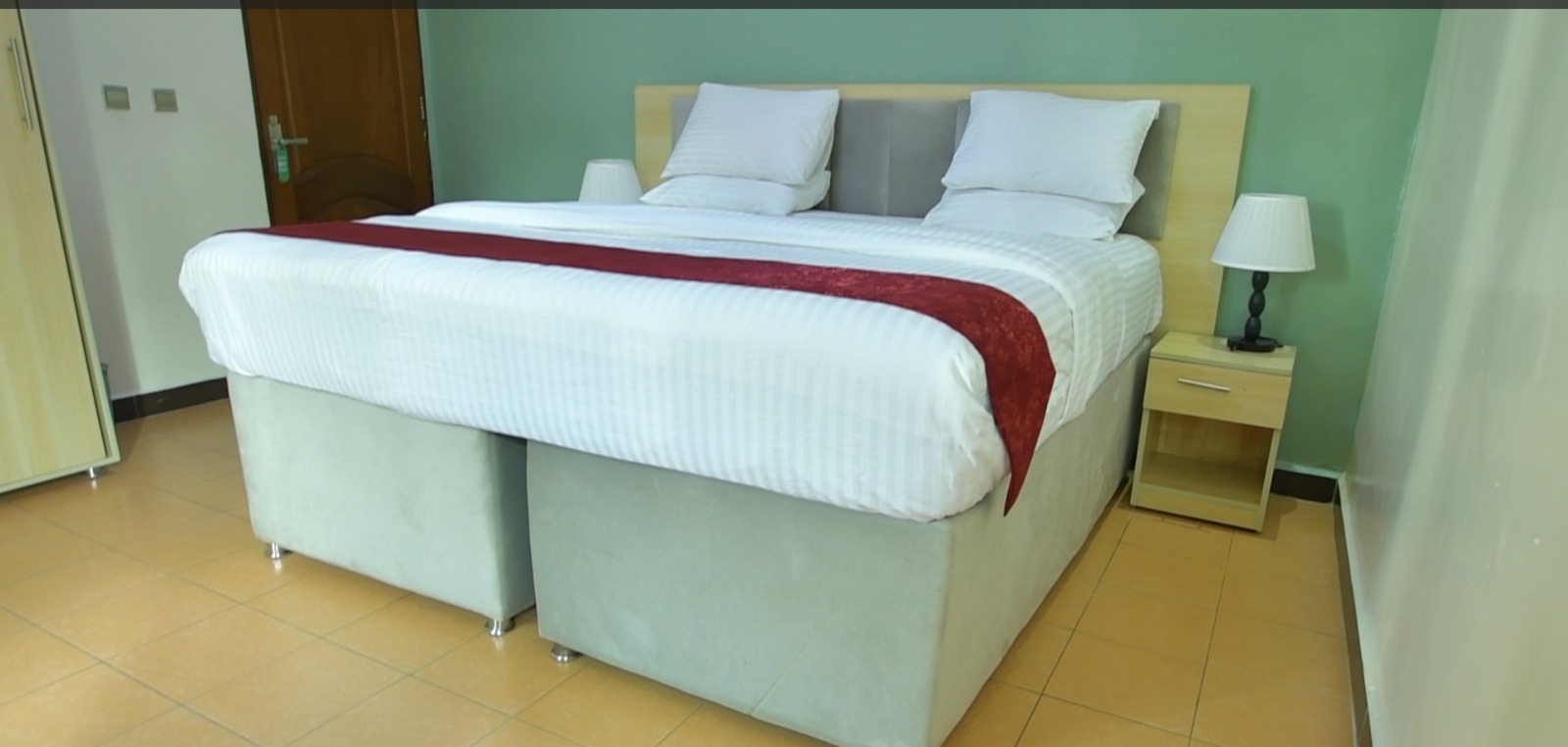 Queen Bed Room